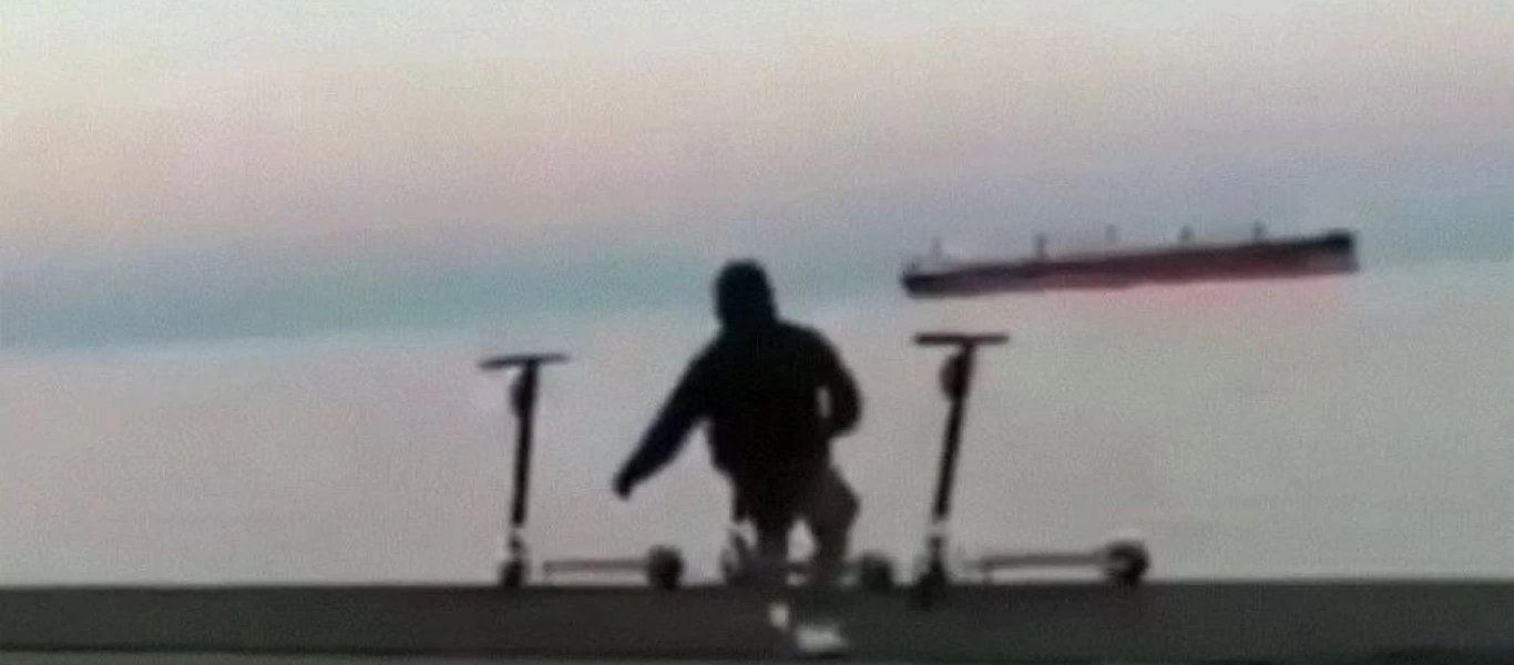 Θεσσαλονίκη: Ανήλικοι ρίχνουν πατίνια στον Θερμαϊκό και βγάζουν βίντεο με τα «πανηγύρια» τους (βίντεο)